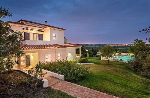 Monte Raposo Villa | Villa Quina~Heated Pool*~ Fibre Wi-fi - 8 + 4 cots - Booking 2026 & 2027 NOW