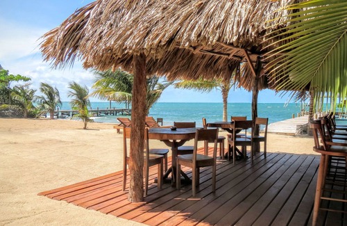 Sittee River Village Villa | Villa Rising Sun Beachfront mit Beach Bar & Dock