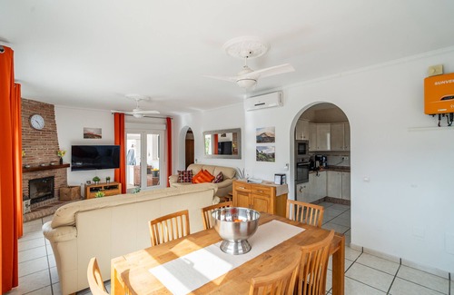 Vinuela Villa | Villa "Rosa" mit Bergblick, Pool, WLAN & Garten