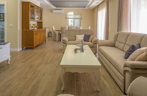 Vrgorac Villa | Villa Tefera - Vier Schlafzimmer Villa, Schläft 10