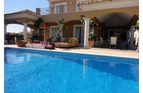 Vale do Garrao Villa | Villa Varandas Do Lago | 5 Bedroom villa | Private Pool | Table tennis | A Few Minutes Drive Between Vale Do Lobo And Quinta Do Lago