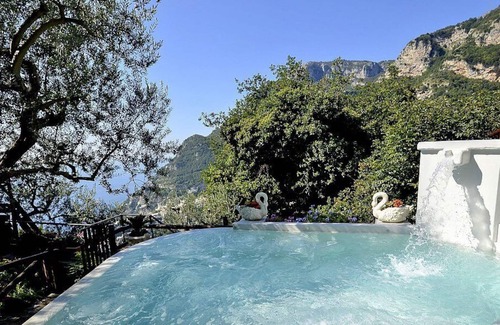 Montepertuso Villa | Villa Violaciocca: An elegant and welcoming villa located in an isolated position, on the slopes of a hill which is covered with olive groves, with Free WI-FI.