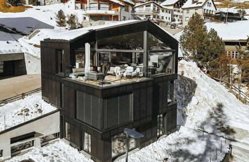 St. Moritz Villa | (Villa Volt) 4 Suites Pool Spa Gym