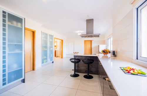 Lagoa e Carvoeiro Villa | Villa w/ pool, jacuzzi, BBQ & stunning sea view