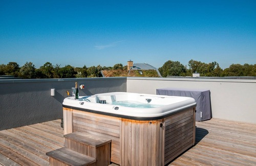Somerford Keynes Haus | Lakeside Villa with Hot Tub on the Roof Terrace and direct lake access.