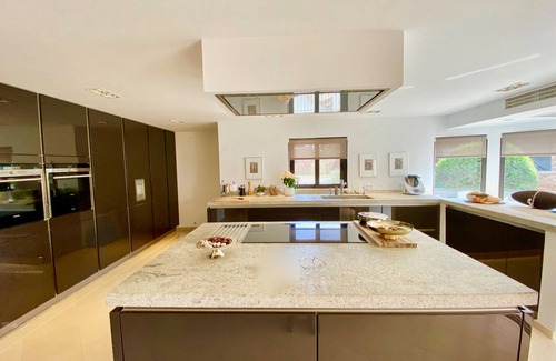 Quarteira Hütte | Villa with exquisite finishes