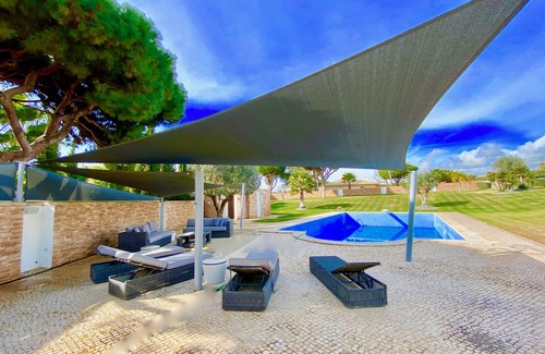 Quarteira Hütte | Villa with exquisite finishes