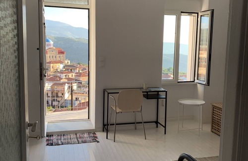 Pagondas Haus | Dorfhaus, Terrassen, Garten, herrliche Aussicht, 15 min zum Strand