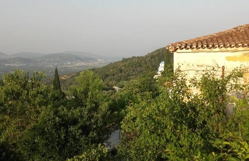 Pagondas Haus | Dorfhaus, Terrassen, Garten, herrliche Aussicht, 15 min zum Strand