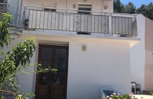 Pagondas Haus | Dorfhaus, Terrassen, Garten, herrliche Aussicht, 15 min zum Strand