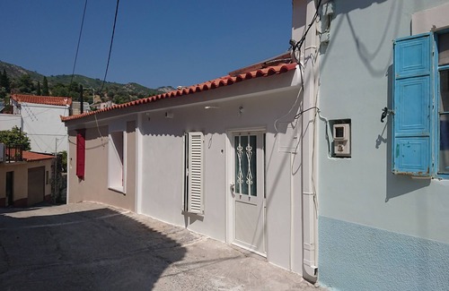 Pagondas Haus | Dorfhaus, Terrassen, Garten, herrliche Aussicht, 15 min zum Strand