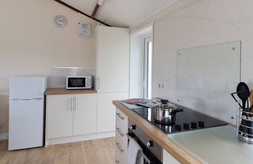 Bridport Hütte | VILLAGE VIEW, tierfreundlich in Burton Bradstock, Ref 1008498