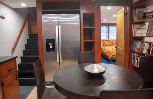 Berwyn Wohnung | Vintage 1-br apartment with AC, WiFi in charming, safe, quiet Berwyn