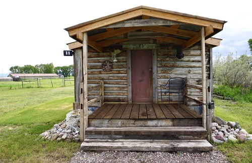 Augusta Kabine | Vintage Cabin Experience on Riverside Property