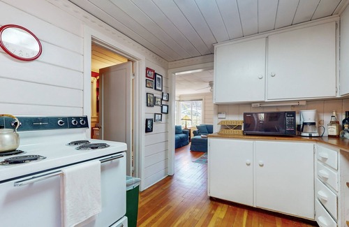 Quincy Hütte | Vintage cottage, dog friendly, W/D, near cross country skiing & hiking