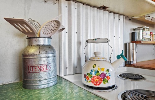 Wonder Valley Kabine | Vintage Joshua Tree Park Gem! Old Dale Ranch Retreat on private 5 acres.