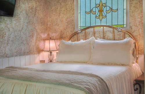 Pine City Kabine | Vintage Wild West Tiny Hotel in the Woods!