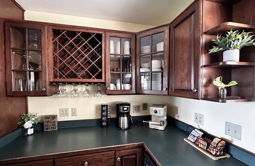 Medford Hütte | Wake to breathtaking sunrises over the rolling hills! Relax by the fire under the stars, & savor sunset dinners beneath fragrant wisteria pergola. Surrounded by wineries and minutes from historic Jacksonville, this retreat blends charm & convenience