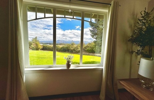 Medford Hütte | Wake to breathtaking sunrises over the rolling hills! Relax by the fire under the stars, & savor sunset dinners beneath fragrant wisteria pergola. Surrounded by wineries and minutes from historic Jacksonville, this retreat blends charm & convenience