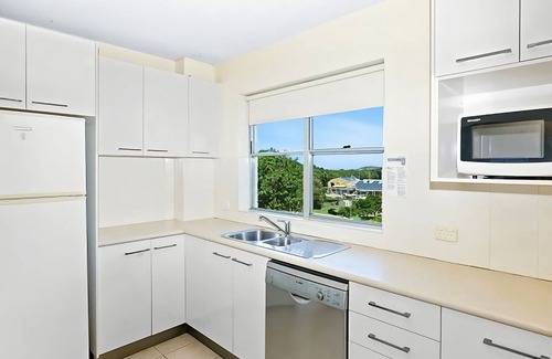 Coffs Harbour Wohnung | Wake up each morning to fresh ocean breezes, then take a short walk across the street to Park Beach