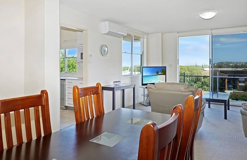 Coffs Harbour Wohnung | Wake up each morning to fresh ocean breezes, then take a short walk across the street to Park Beach