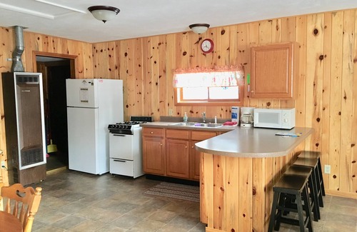 Au Train Kabine | 2-Zimmer-Hütte am AuTrain-See! Zugang zum Strand, Sauna, erkunden Sie Pictured Rocks!