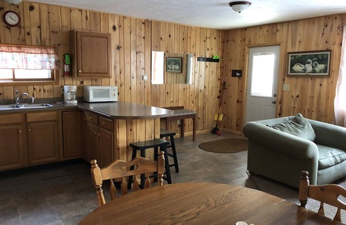 Au Train Kabine | 2-Zimmer-Hütte am AuTrain-See! Zugang zum Strand, Sauna, erkunden Sie Pictured Rocks!