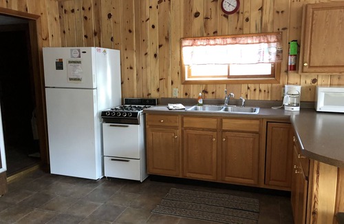 Au Train Kabine | 2-Zimmer-Hütte am AuTrain-See! Zugang zum Strand, Sauna, erkunden Sie Pictured Rocks!