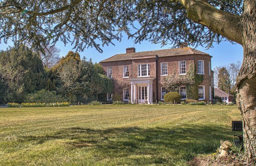 Alkborough Hütte | Walcot Hall by Group Retreats - sleeps 25 guests in 8 bedrooms