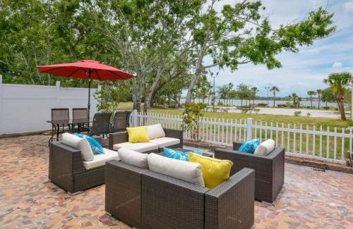 Smith's Memento Haus | Walk 2 Beach & Ocean Center 60' Driveway