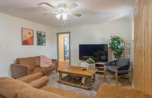 Smith's Memento Haus | Walk 2 Beach & Ocean Center 60' Driveway