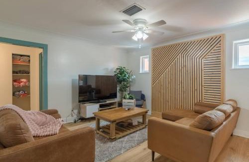 Smith's Memento Haus | Walk 2 Beach & Ocean Center 60' Driveway