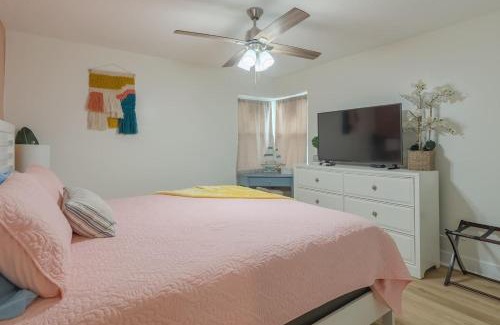 Smith's Memento Haus | Walk 2 Beach & Ocean Center 60' Driveway