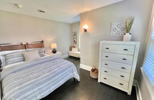 St. Charles Haus | Walk Downtown & River Stylish Cozy Stay w Huge Porch
