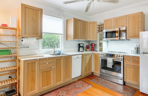 Northwest Haus | Walk Downtown: Takoma Park Escape w/ Large Yard!