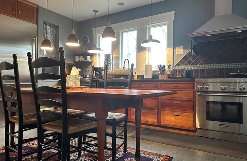 Old West Side Haus | In der Nähe von Campus, Stadion und Downtown