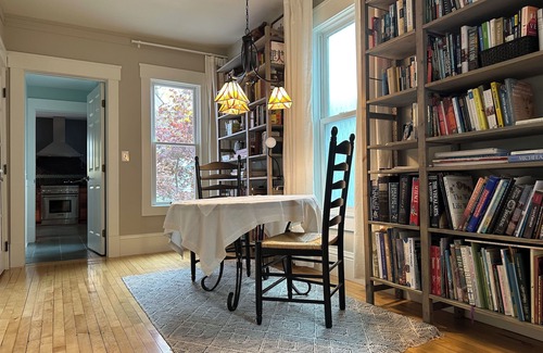 Old West Side Haus | In der Nähe von Campus, Stadion und Downtown