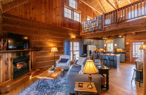 Boone Kabine | Walk in the Clouds - Rustikale Hütte mit Whirlpool, Außenkamin, umzäuntem Hundebereich