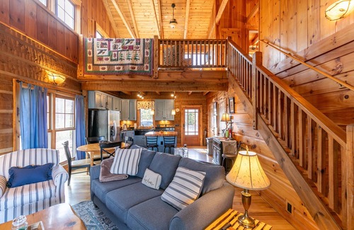 Boone Kabine | Walk in the Clouds - Rustikale Hütte mit Whirlpool, Außenkamin, umzäuntem Hundebereich