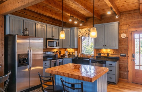 Boone Kabine | Walk in the Clouds - Rustikale Hütte mit Whirlpool, Außenkamin, umzäuntem Hundebereich