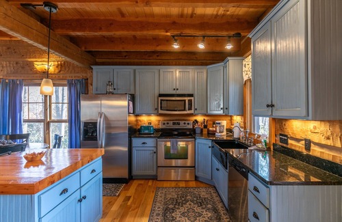 Boone Kabine | Walk in the Clouds - Rustikale Hütte mit Whirlpool, Außenkamin, umzäuntem Hundebereich