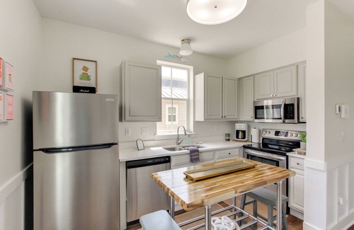 Pass Christian Hütte | Walk to Beach: Cottage w/ Yard in Pass Christian!