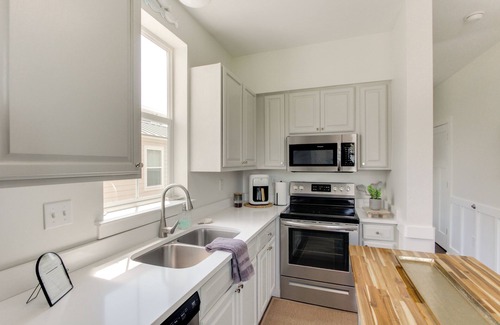 Pass Christian Hütte | Walk to Beach: Cottage w/ Yard in Pass Christian!