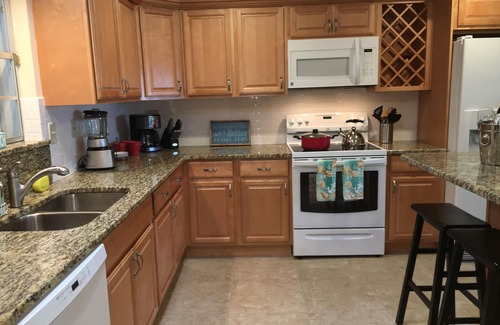 Daytona Beach Haus | Beach House w / Swimmingpool "SeasTheDayFL" Spielzimmer! Zu Fuß zum Strand!