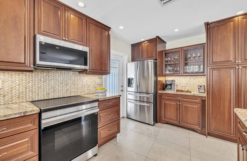 17th Street Causeway Haus | Walk to Beach/Heated Pool/Serenity at its Finest/Orchid Key/Residences