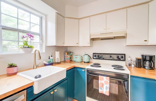 North Beach Haus | Walk to Beach! King Bed & Free Beach Passes