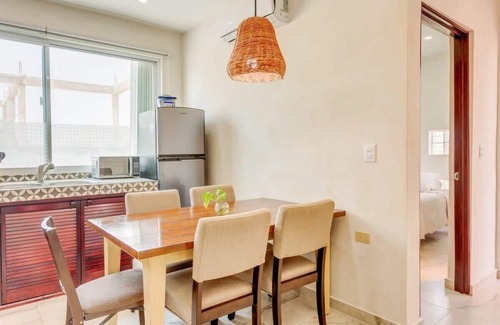Puerto Morelos Eigentumswohnung | Walk to Beach! Rooftop Jacuzzi, Jungle Views, Pool