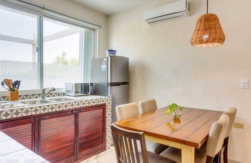 Puerto Morelos Eigentumswohnung | Walk to Beach! Rooftop Jacuzzi, Jungle Views, Pool