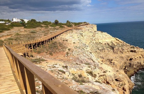 Carvoeiro Villa | Praktische Lage - Helle, geräumige Luxusvilla mit 2 Schlafzimmern, Klimaanlage und eigenem Garten.