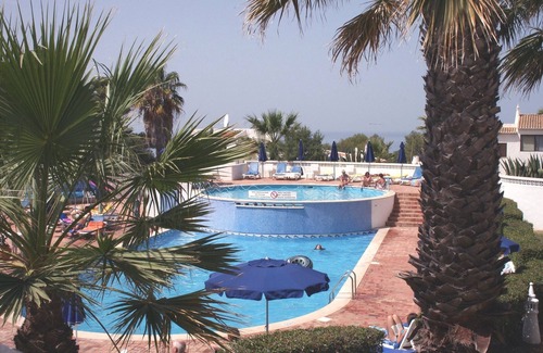 Carvoeiro Villa | Praktische Lage - Helle, geräumige Luxusvilla mit 2 Schlafzimmern, Klimaanlage und eigenem Garten.